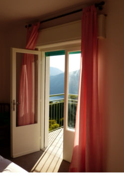 Balkon-mit-Gardine