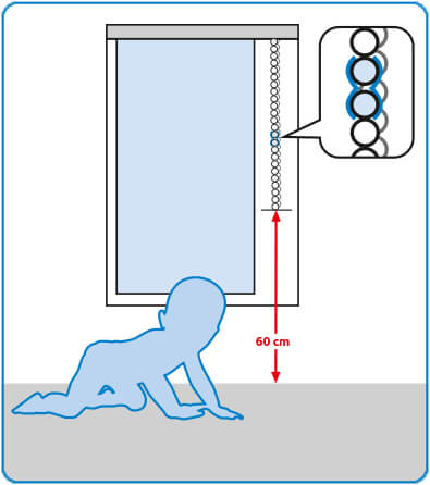 Zeichnung: Kind am Boden vor einem Fenster, die Bedienschlaufe endet 60 cm über dem Boden