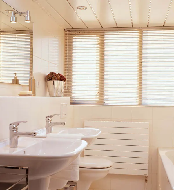 Weiße Alu-Jalousie im Badezimmer