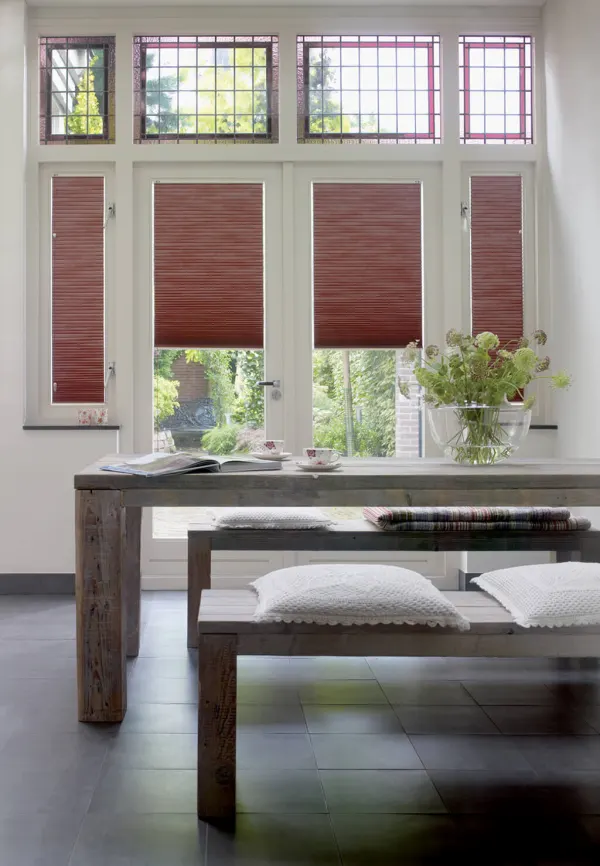 Plissee in Rot an Fenster und Terrassentür