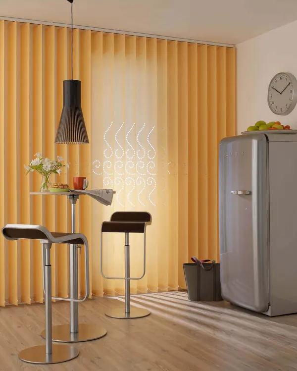 Lamellenvorhang mit perforiertem Dekorstoff