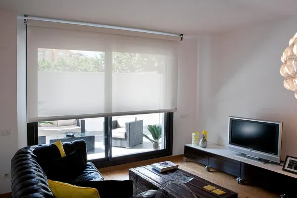 Weißes Rollo, leicht trasparent für optimales Licht beim Fernsehn