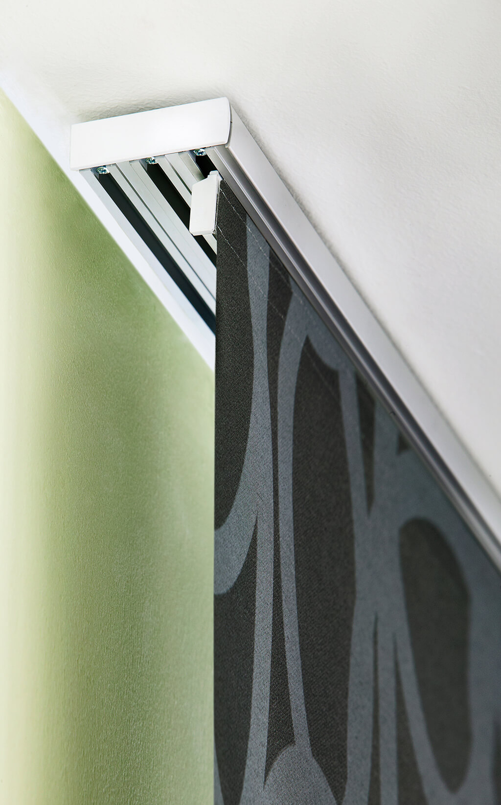 Detailaufnahme der mehrspurigen Aluminiumschiene mit einem gemusterten Flächenvorhangstoff
