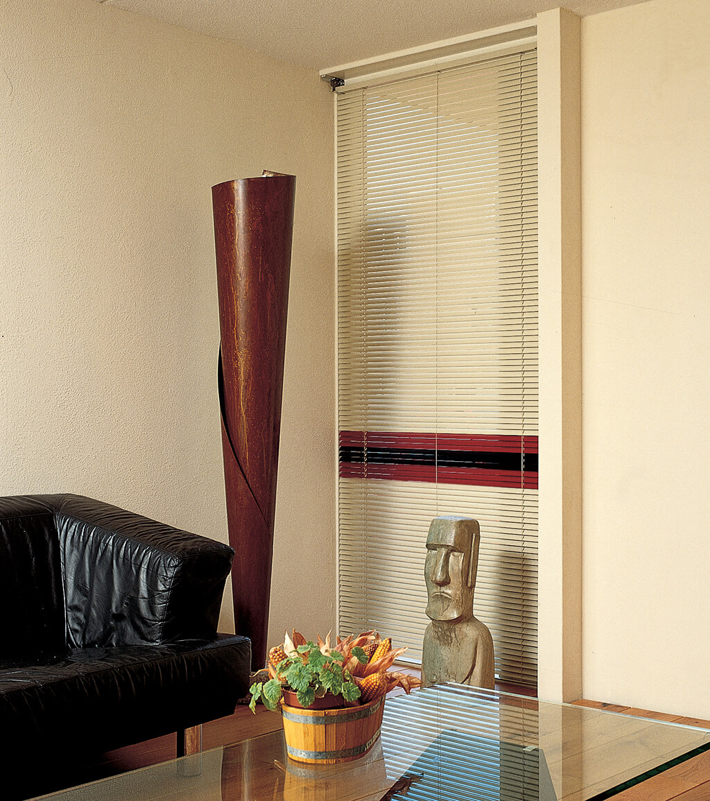 Mehrfarbige Alu-Jalousie in Beige, Rot und Schwarz