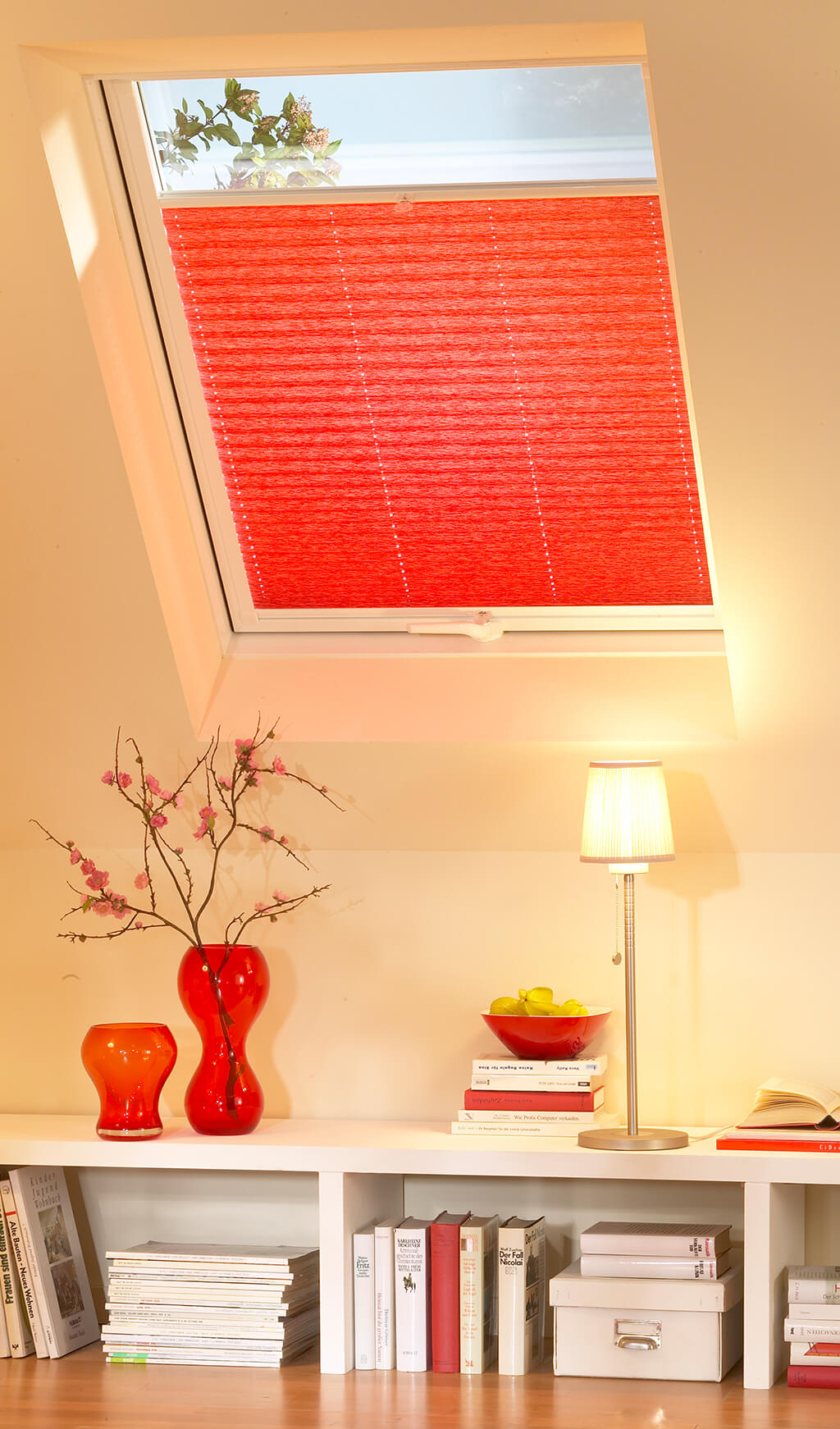 Rotes Plissee am Dachfenster im Wohnzimmer von oben leicht geöffnet