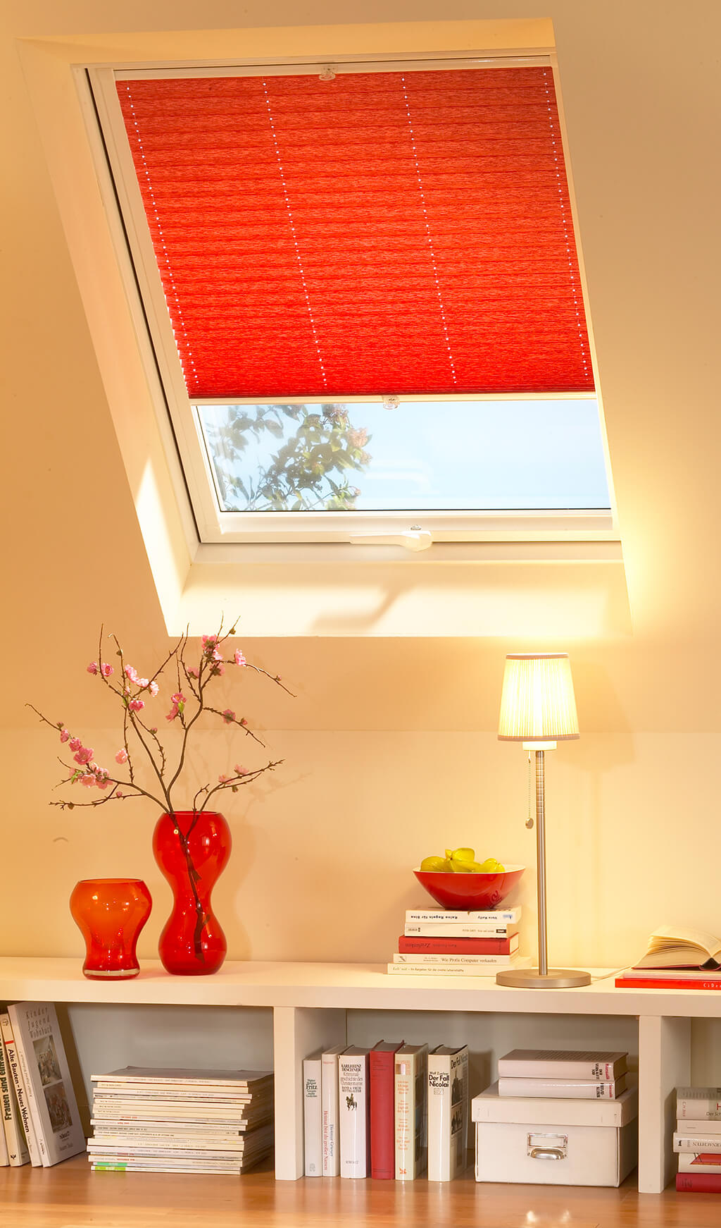 Rotes Plissee am Dachfenster im Wohnzimmer von unten leicht geöffnet