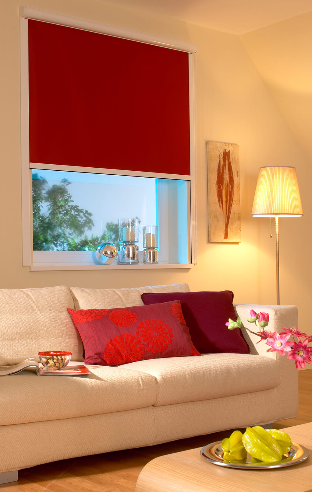 Rotes Verdunkelungsrollo mit seitlichen Schienen im Wohnzimmer