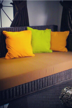 Bunte Kissen auf einem Sofa