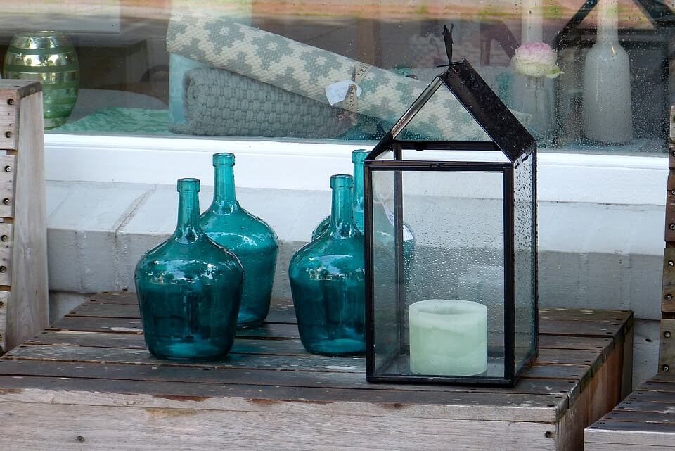 Shabby Chic mungeblasenes Glas in blau auf Holzpalette Shabby Chic mungeblasenes Glas in blau auf Holzpalette