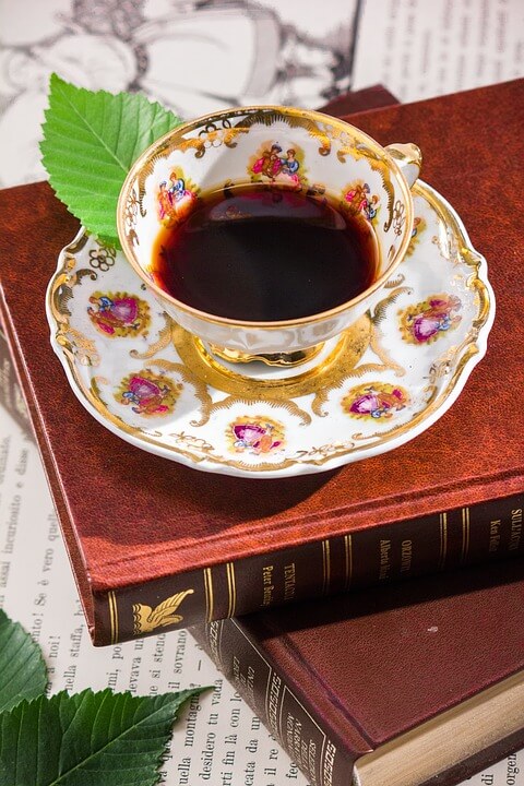 Shabby Chic alte Buecher mit Kaffeetasse in Porzellan Shabby Chic alte Buecher mit Kaffeetasse in Porzellan