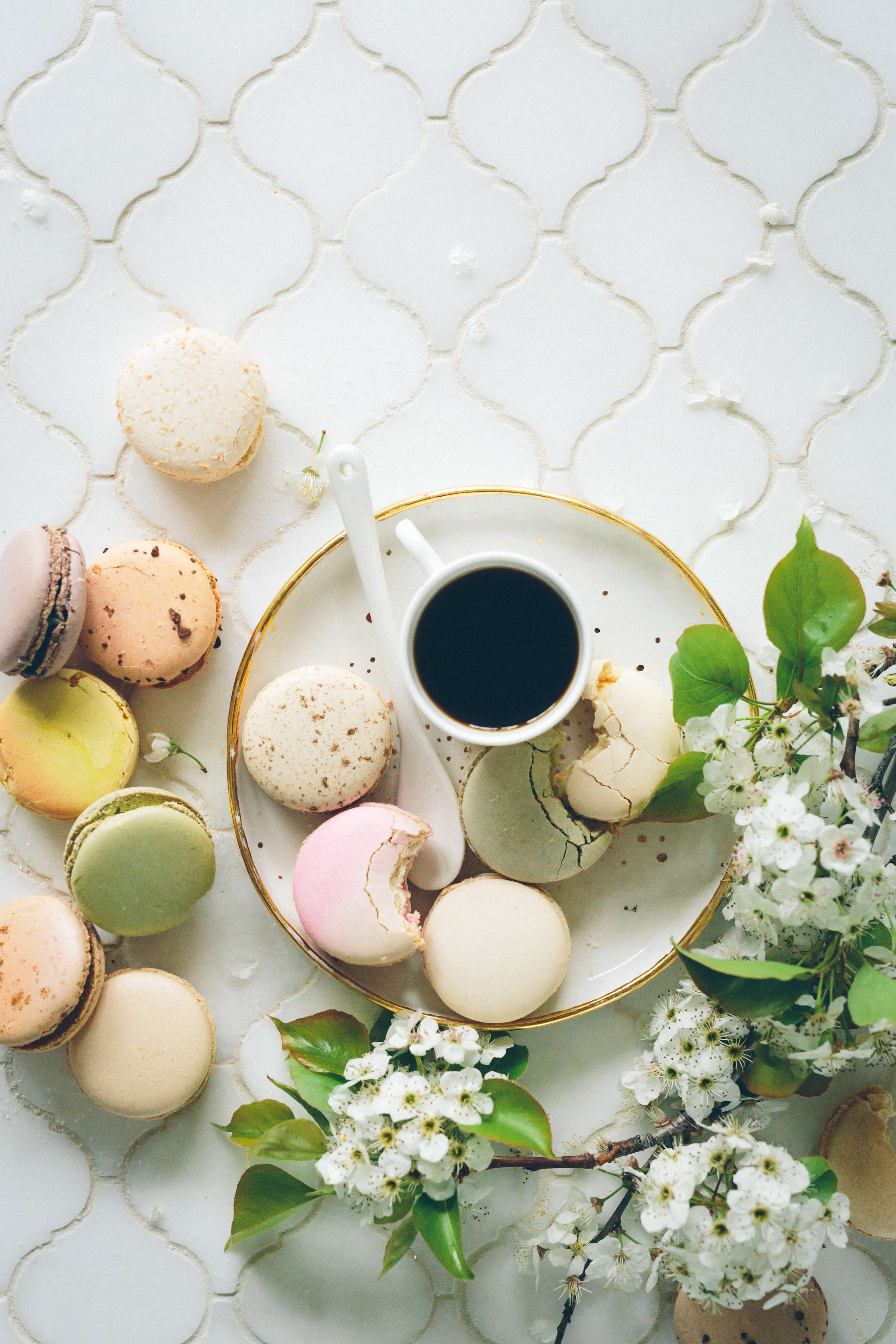 Shabby Chic Macarons in Pastellfarben auf Porzellan Shabby Chic Macarons in Pastellfarben auf Porzellan