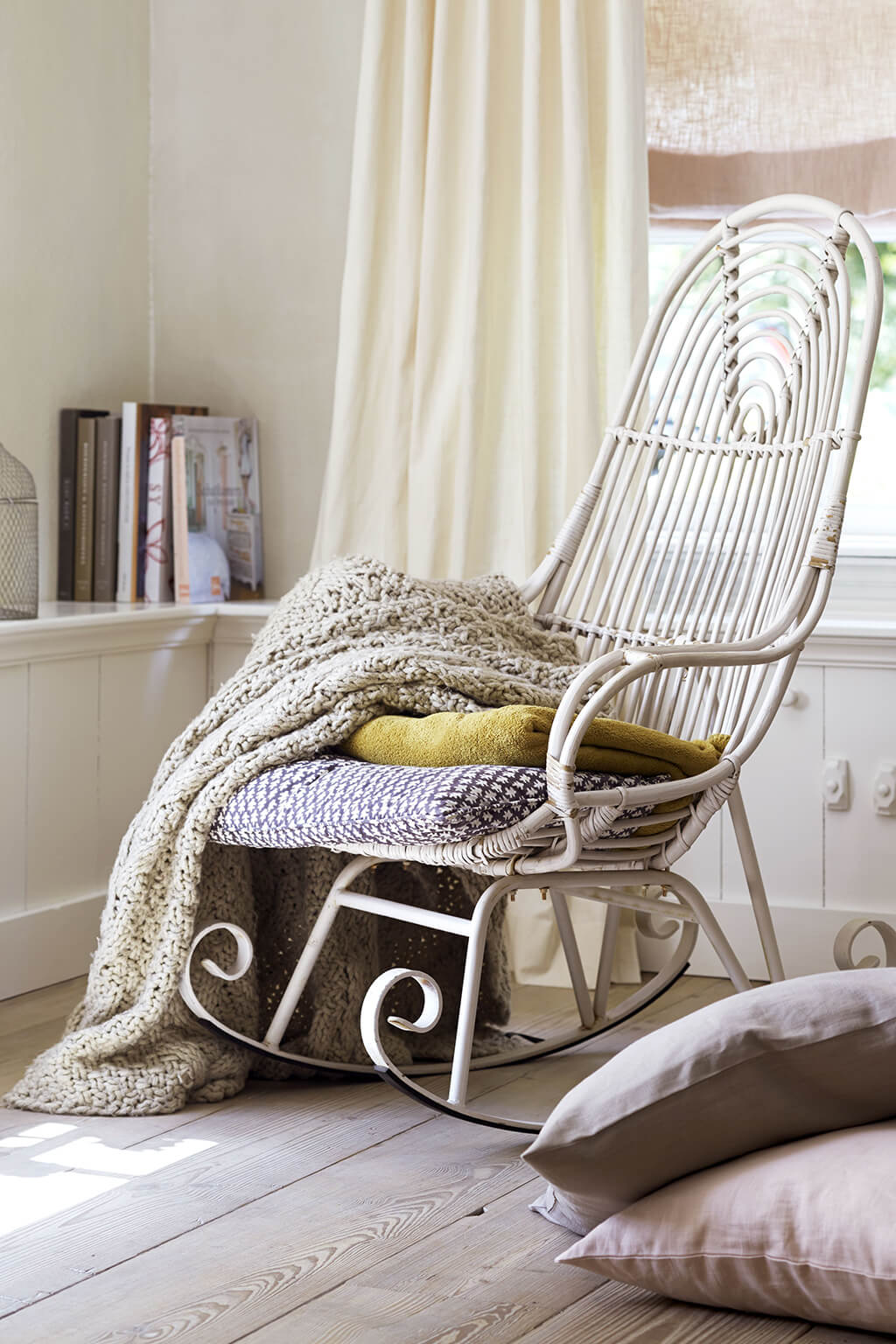 Shabby Chic Rattan Schaukelstuhl mit Decke und Kissen hell Shabby Chic Rattan Schaukelstuhl mit Decke und Kissen hell