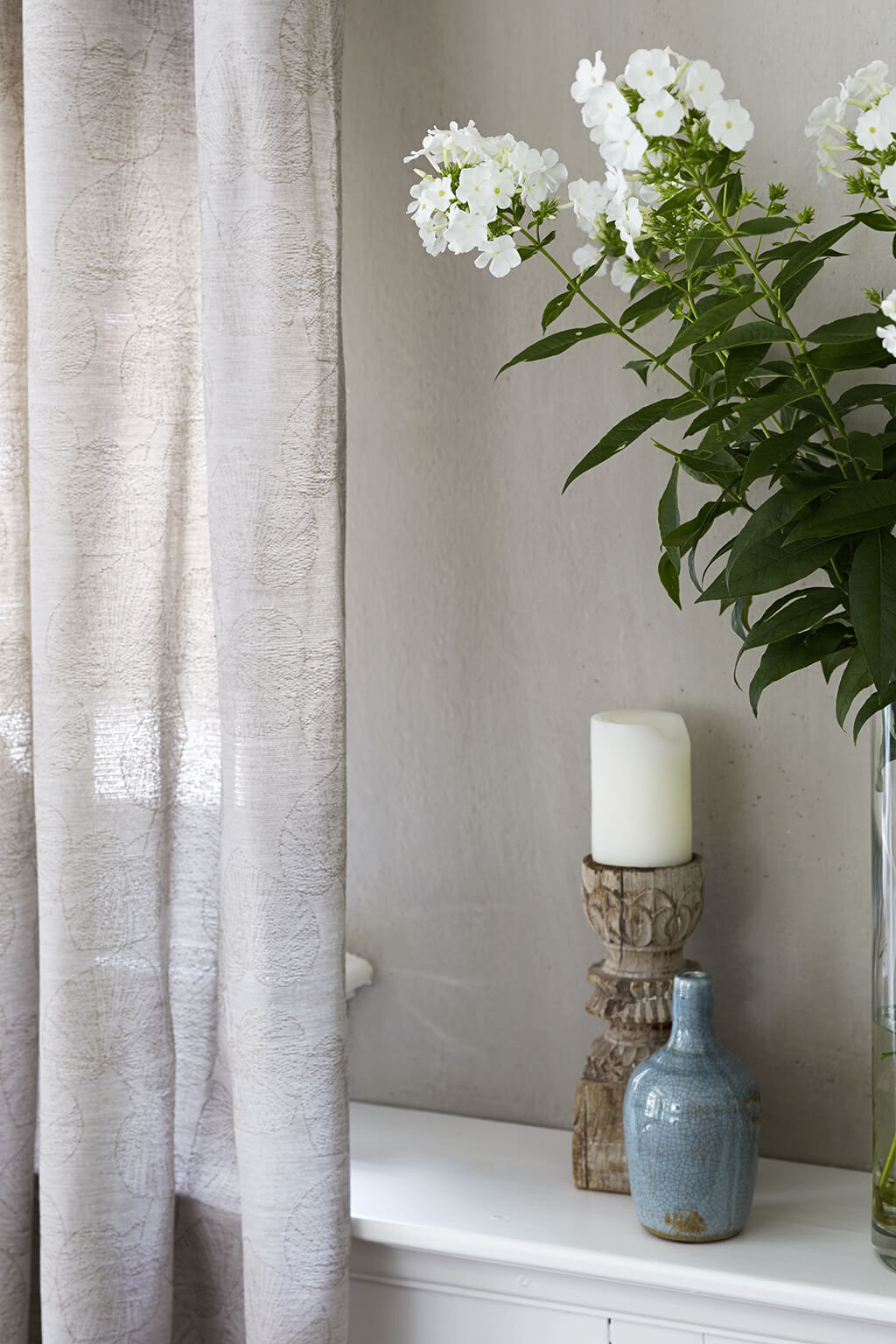 Shabby Chic Vorhang in grau mit Blumen und Kerze Shabby Chic Vorhang in grau mit Blumen und Kerze
