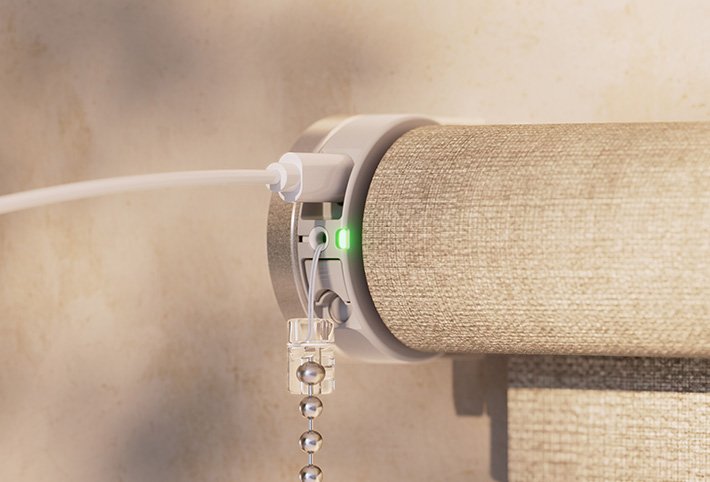 Detailaufnahme vom Rollo: wird mit USB-C aufgeladen