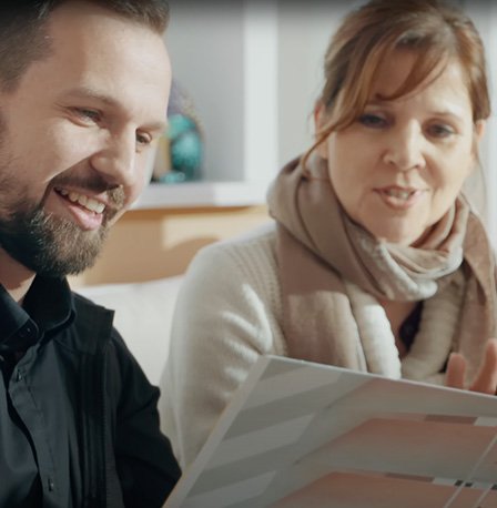 JC Go Außendienst Mitarbeiter berät Frau