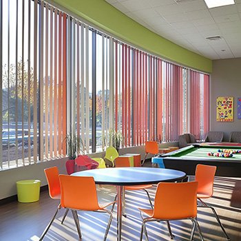 Sicht und Sonnenschutz im Jugendzentrum