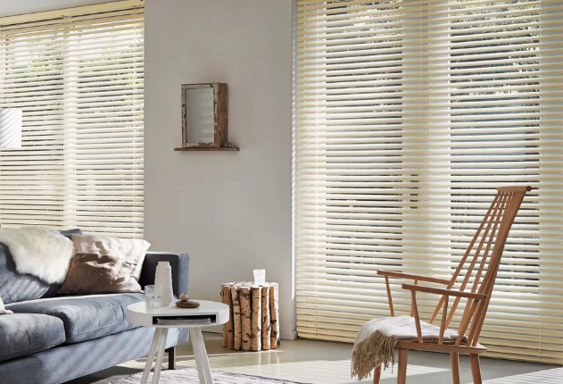 Beige Jalousie von JalouCity im Wohnzimmer