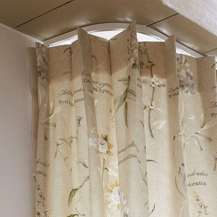 Gardinen mit Faltenband, in beige mit Dekor