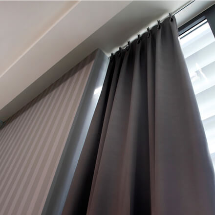 Dunkelgraue Gardine mit Faltenband