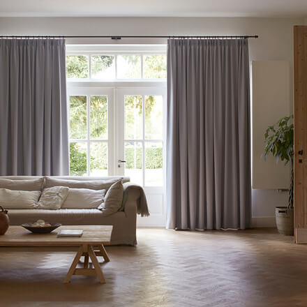 Wei&szlig;e Gardinen mit Faltenband im Wohnzimmer