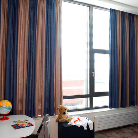 Kinderzimmergardinen mit Kr&auml;selband in blau und braun