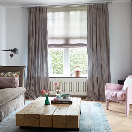 Gardine mit Kr&auml;selband im Wohnzimmer, naturfarben