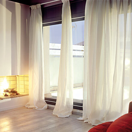 Leichte Gardine mit Smokband in wei&szlig; im Wohnzimmer