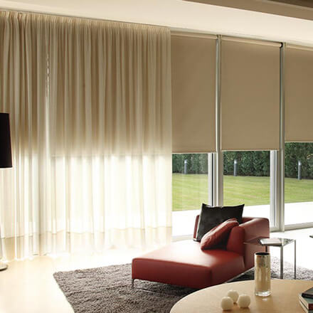 Gardine mit Smokband in wei&szlig; im Wohnzimmer