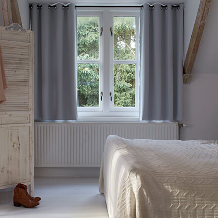 Wei&szlig;e Gardine mit Ösen im Schlafzimmer