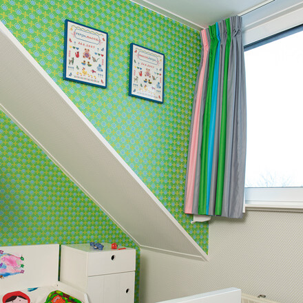 Bunter Schallschutzvorhang im Kinderzimmer