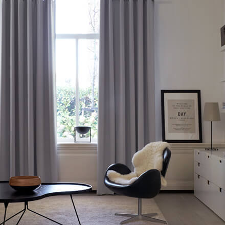 Schallschutzvorhang im Wohnzimmer in Grau