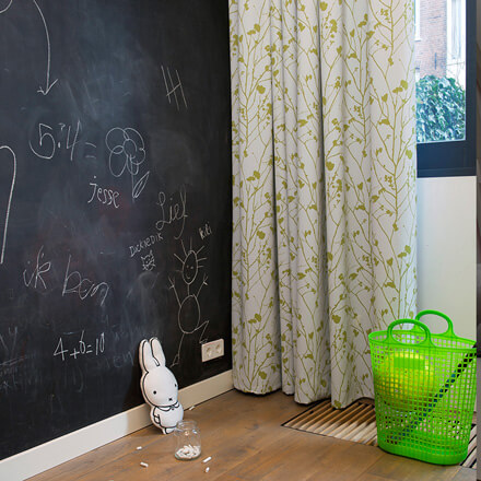 Verdunkelungsgardinen im Kinderzimmer