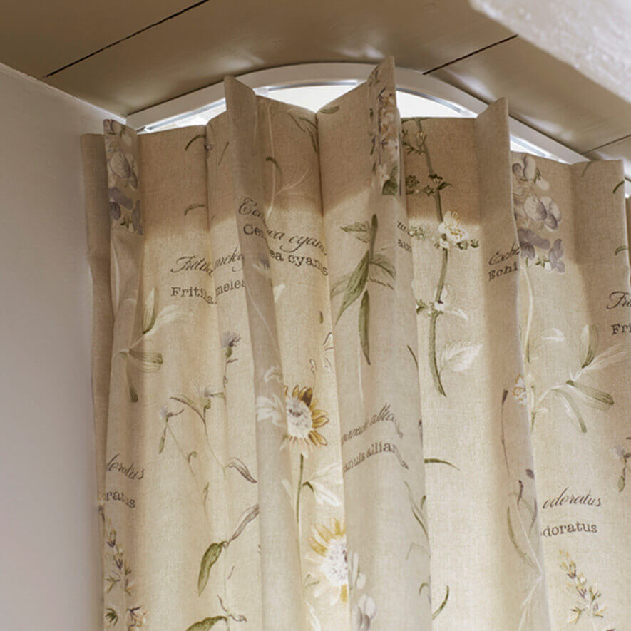 Gardinen mit Faltenband, in beige mit Dekor