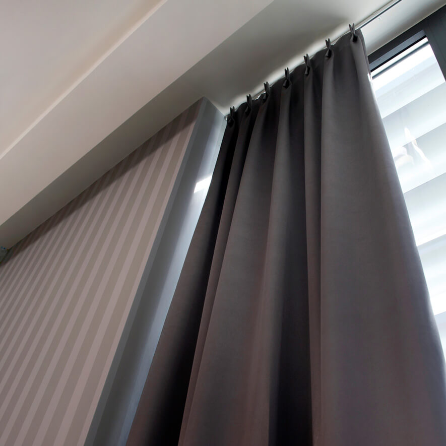Dunkelgraue Gardine mit Faltenband