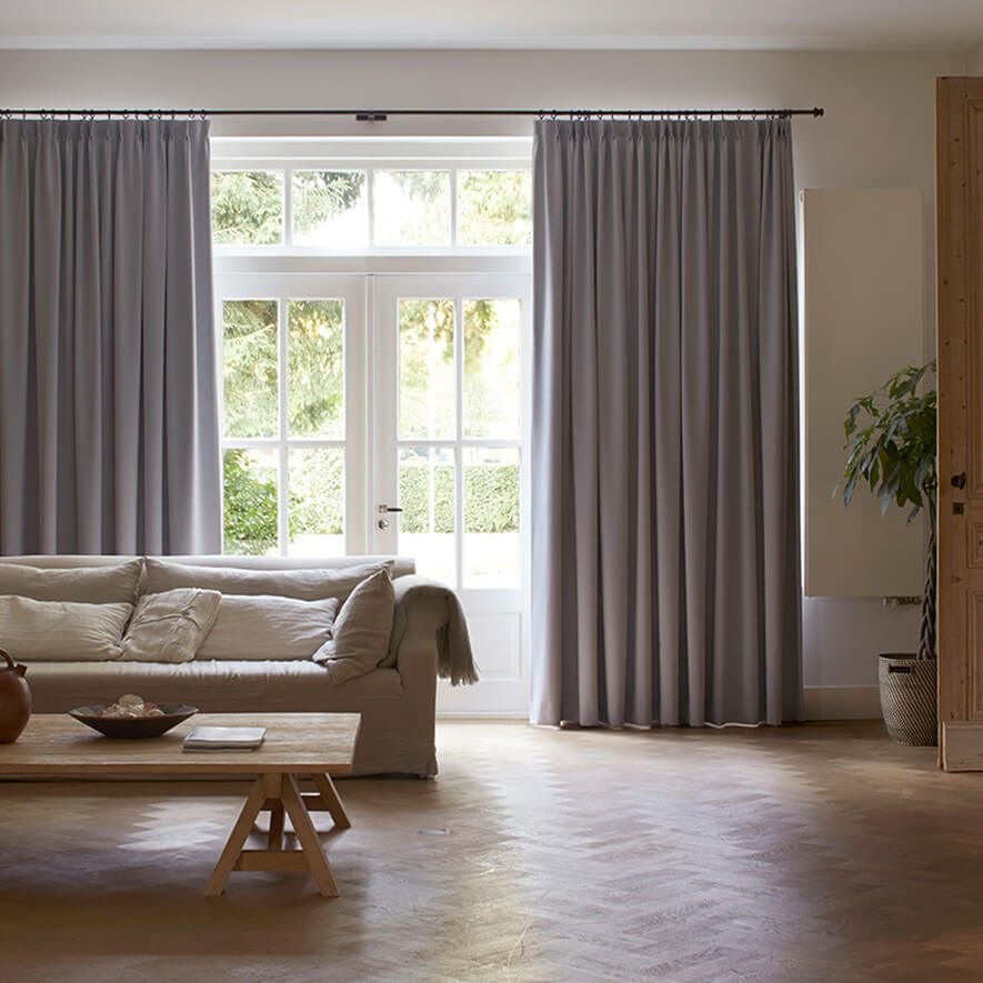 Wei&szlig;e Gardinen mit Faltenband im Wohnzimmer