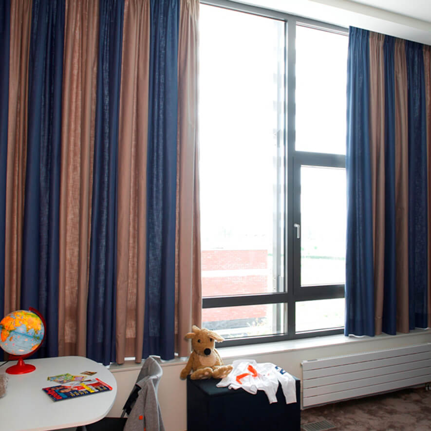Kinderzimmergardinen mit Kr&auml;selband in blau und braun