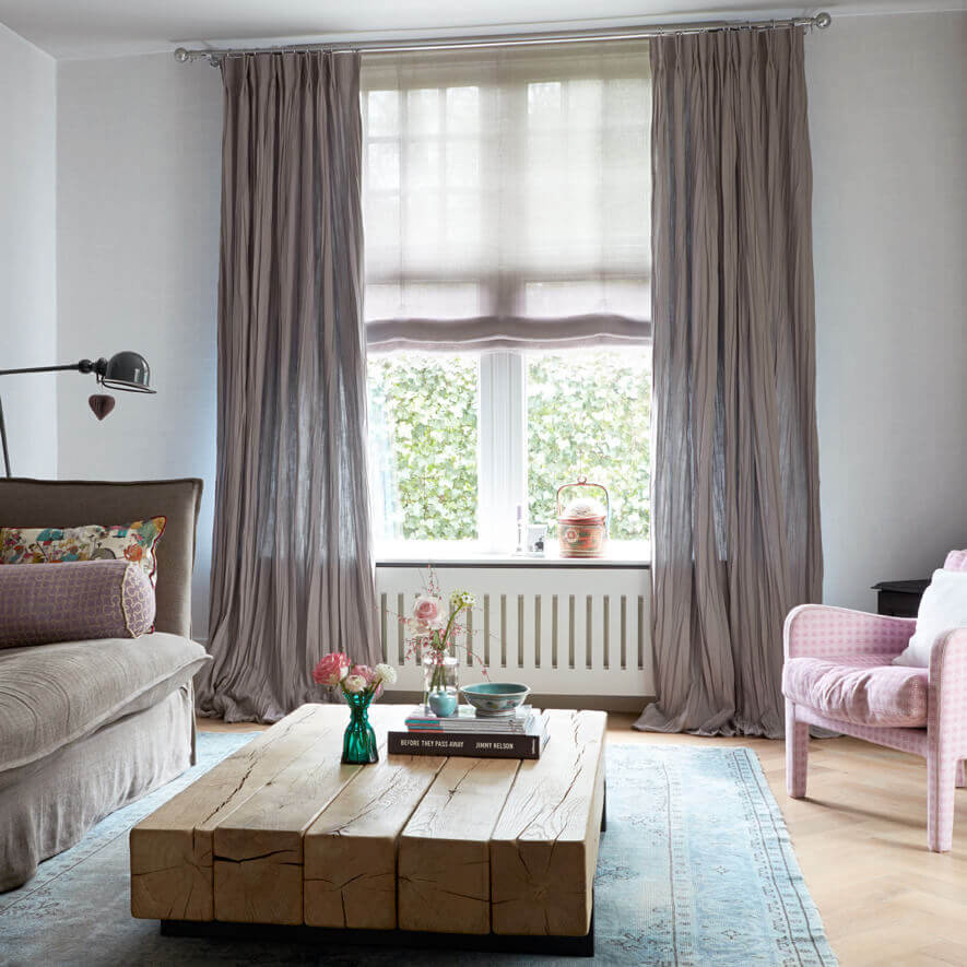 Gardine mit Kr&auml;selband im Wohnzimmer, naturfarben