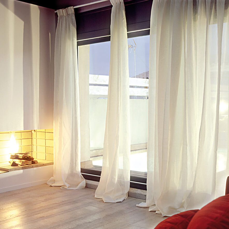 Leichte Gardine mit Smokband in wei&szlig; im Wohnzimmer