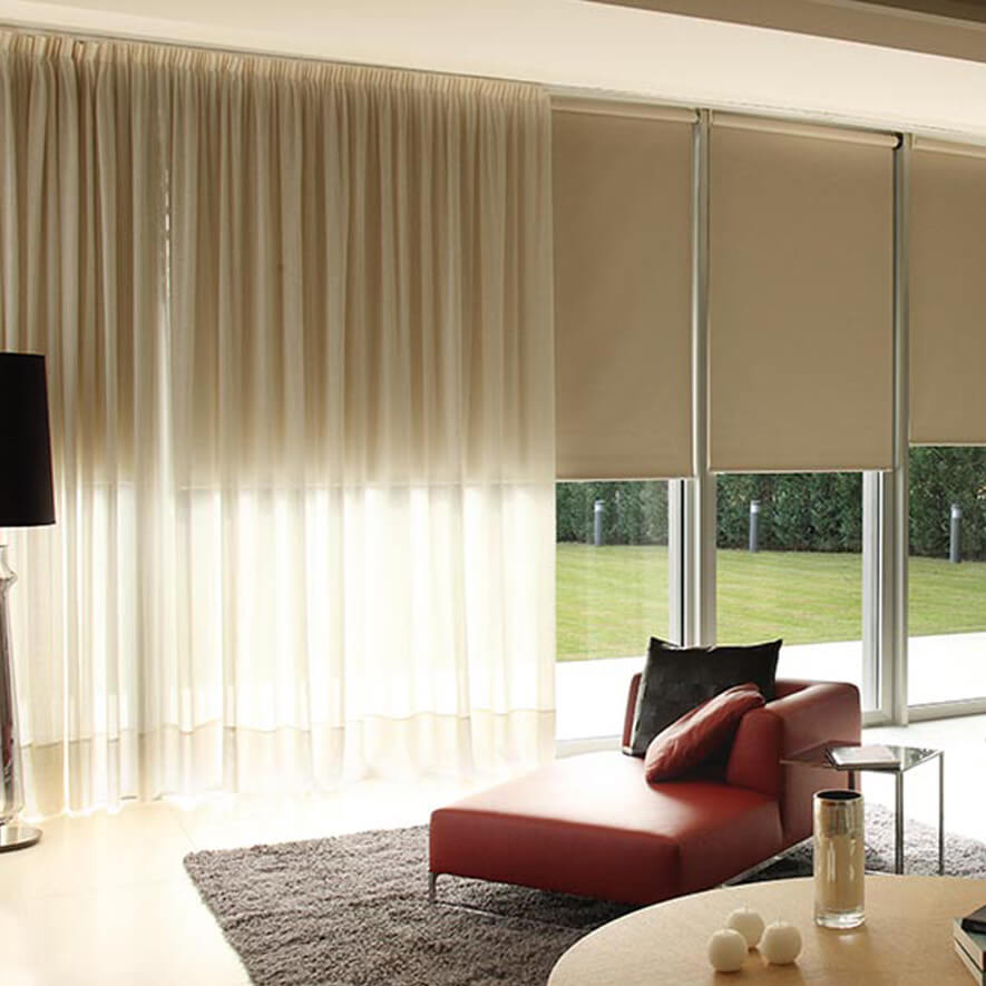 Gardine mit Smokband in wei&szlig; im Wohnzimmer