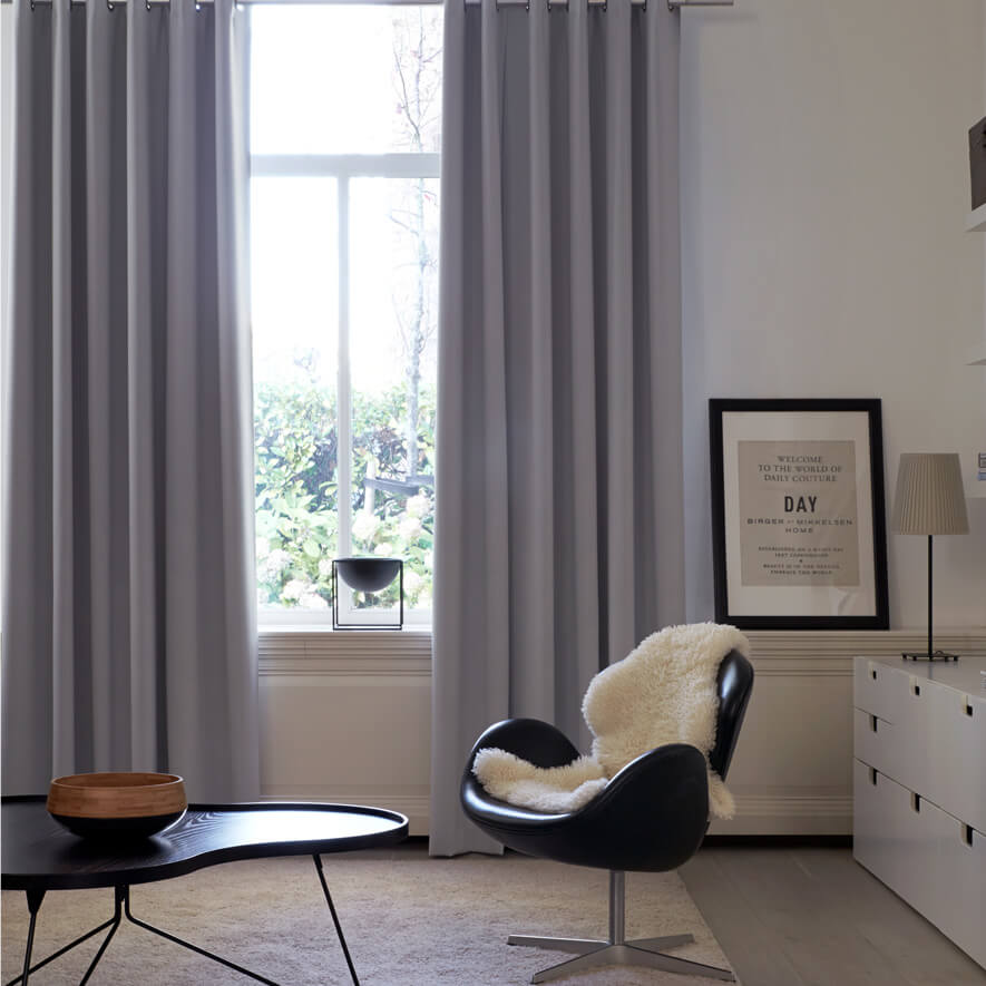 Schallschutzvorhang im Wohnzimmer in Grau