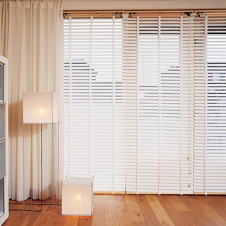 Nachhaltige Bamboo Bambus Holzlamellen in Weiß im Retro Stil im Wohnzimmer