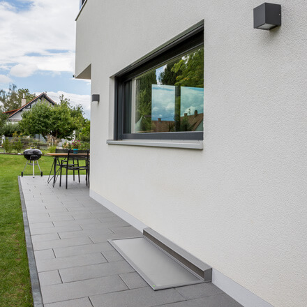 Schutzabdeckung für den Kellerschacht am Haus