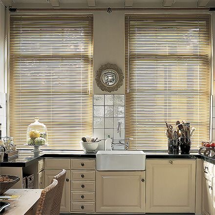 Jalousien nach Maß für die Küche in beige