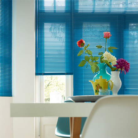 Jalousien nach Maß, Farbe türkis im Esszimmer
