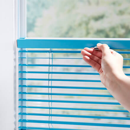 Jalousie mit festem Halt am Fenster, ohne Dübel und Schrauben