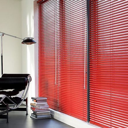 Rote Verdunkelungs-Jalousien Dim-out im Büro Rote Verdunkelungs-Jalousien Dim-out im Büro
