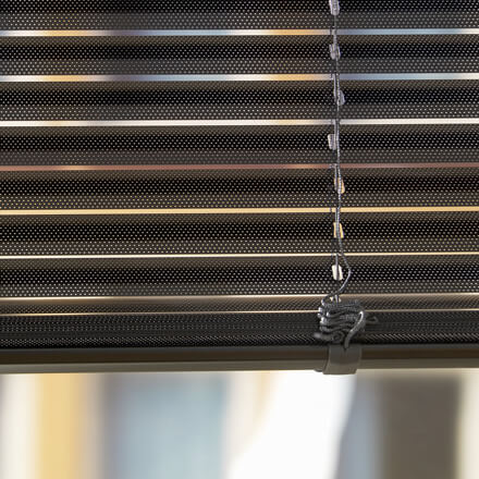 Perforierte Lamellen bei Premium Luxaflex&reg; Jalousien