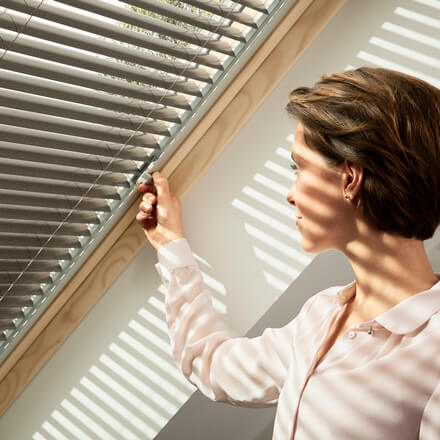 Einfach Bedinung der VELUX&reg; Jalousien im Detail