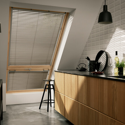 Stylische VELUX&reg; Jalousetten in der Küche