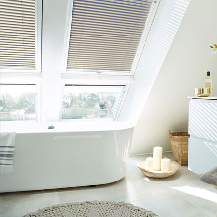 Dachfenster ausgestattet mit Jalousien von VELUX&reg;